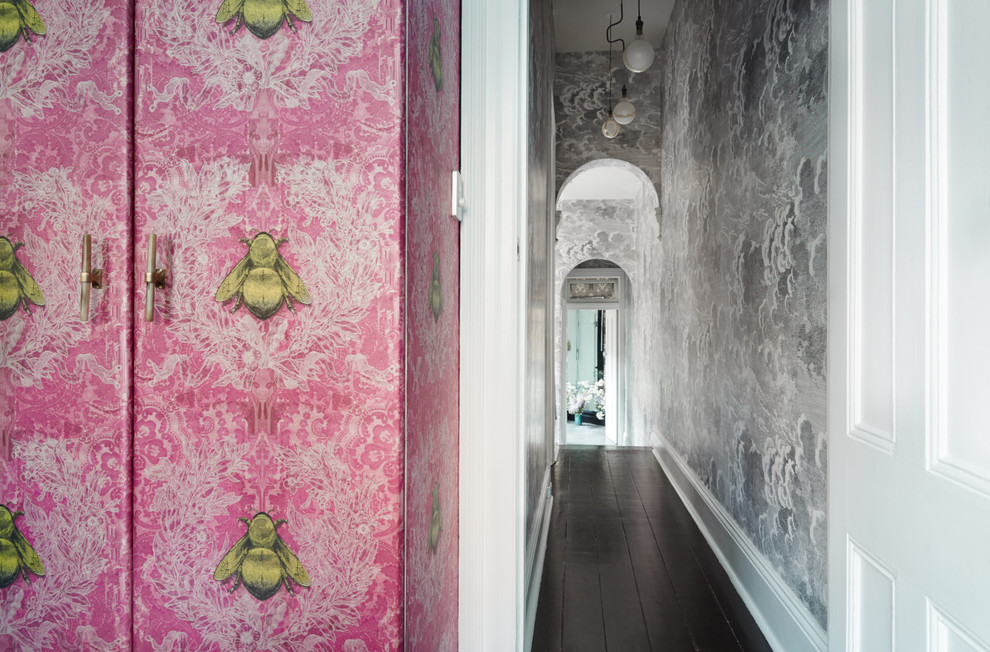 Foto de recibidores y pasillos eclécticos pequeños con paredes multicolor y suelo de madera en tonos medios