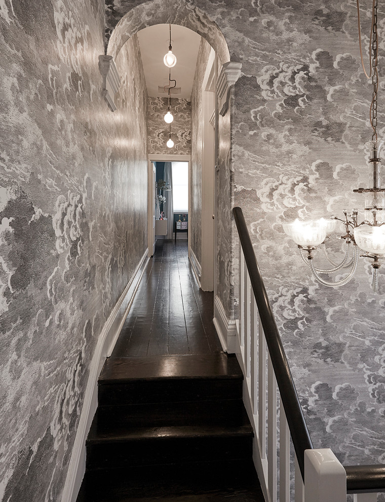 Ejemplo de recibidores y pasillos clásicos de tamaño medio con paredes blancas y suelo de madera oscura