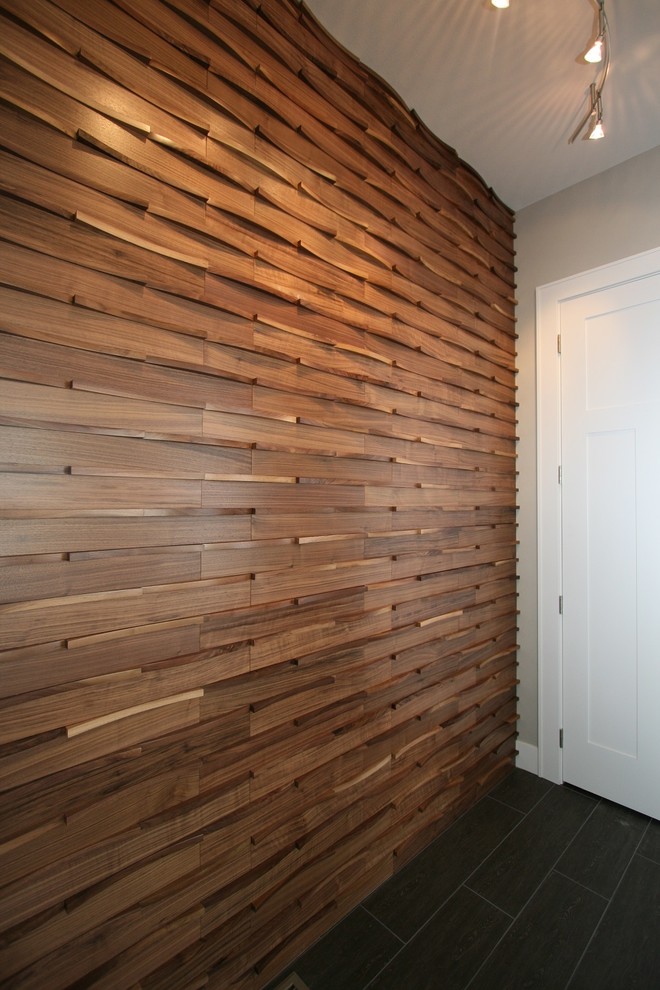 Exemple d'un couloir chic de taille moyenne avec un mur gris, un sol en carrelage de porcelaine et un sol noir.