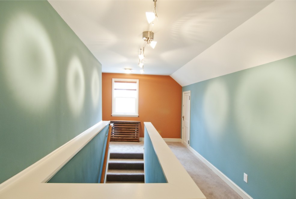 Immagine di un ingresso o corridoio design di medie dimensioni con pareti blu e moquette