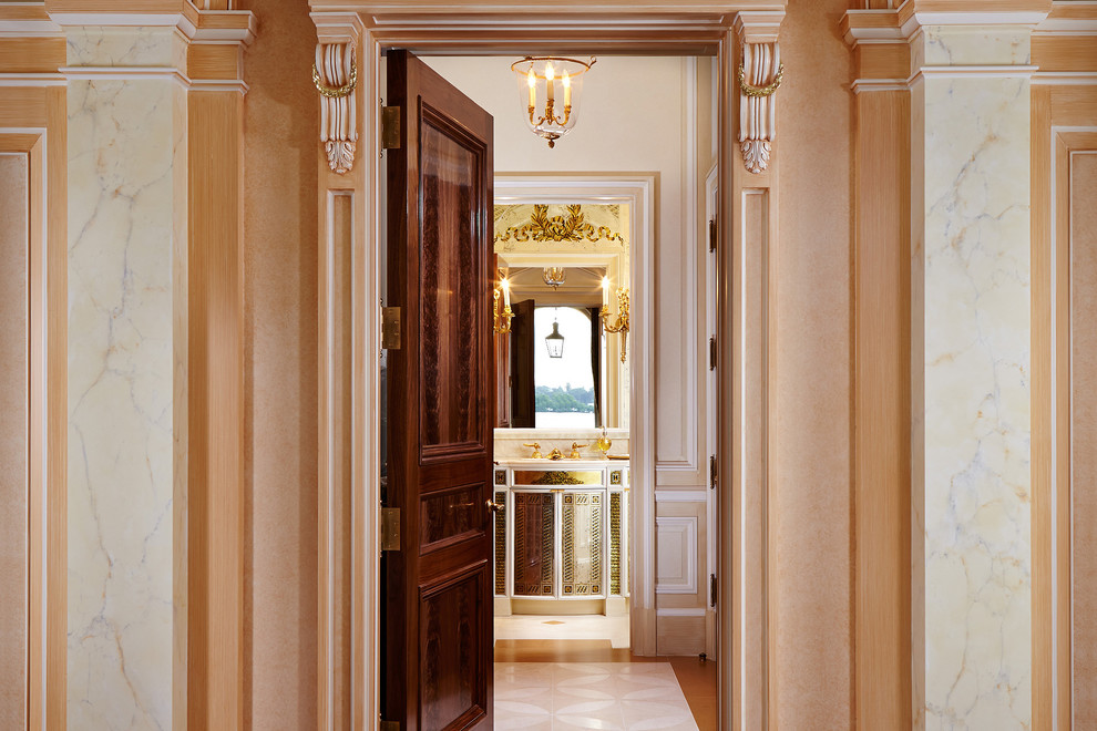 Esempio di un ampio ingresso o corridoio mediterraneo con pareti beige, pavimento in legno massello medio e pavimento marrone