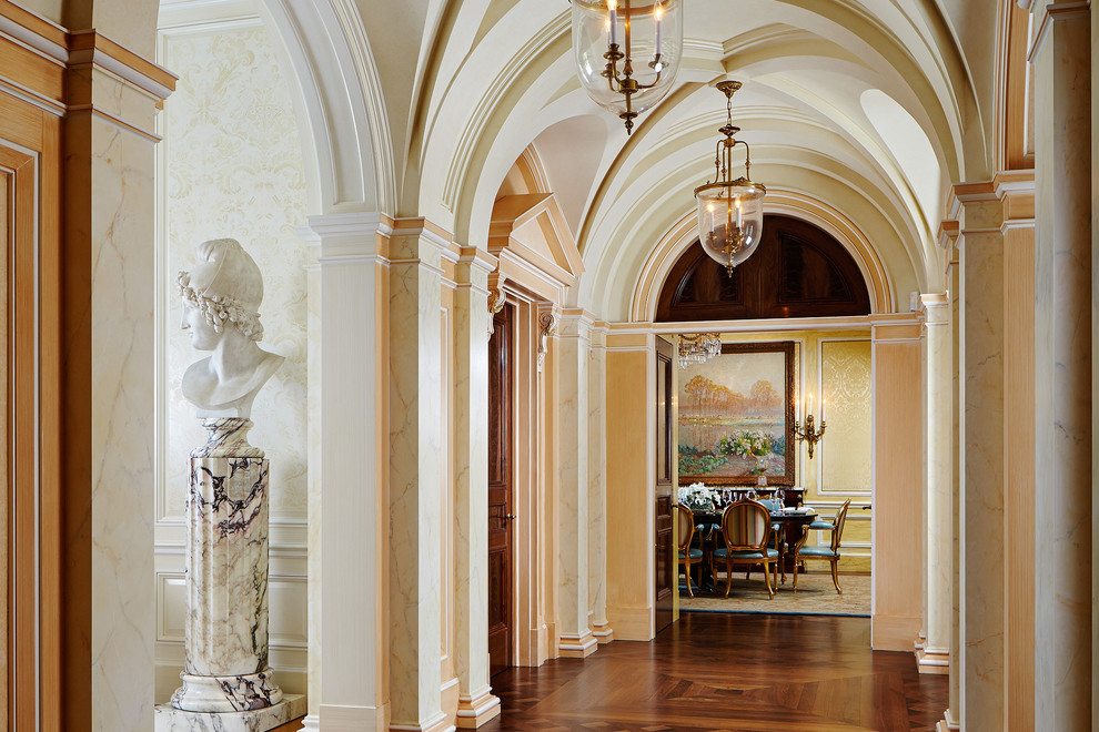 Diseño de recibidores y pasillos mediterráneos extra grandes con paredes beige, suelo de madera en tonos medios y suelo marrón