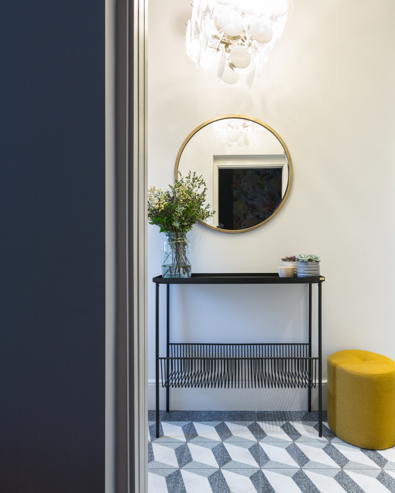 Foto di un piccolo ingresso o corridoio minimal con pareti bianche, pavimento alla veneziana e pavimento blu
