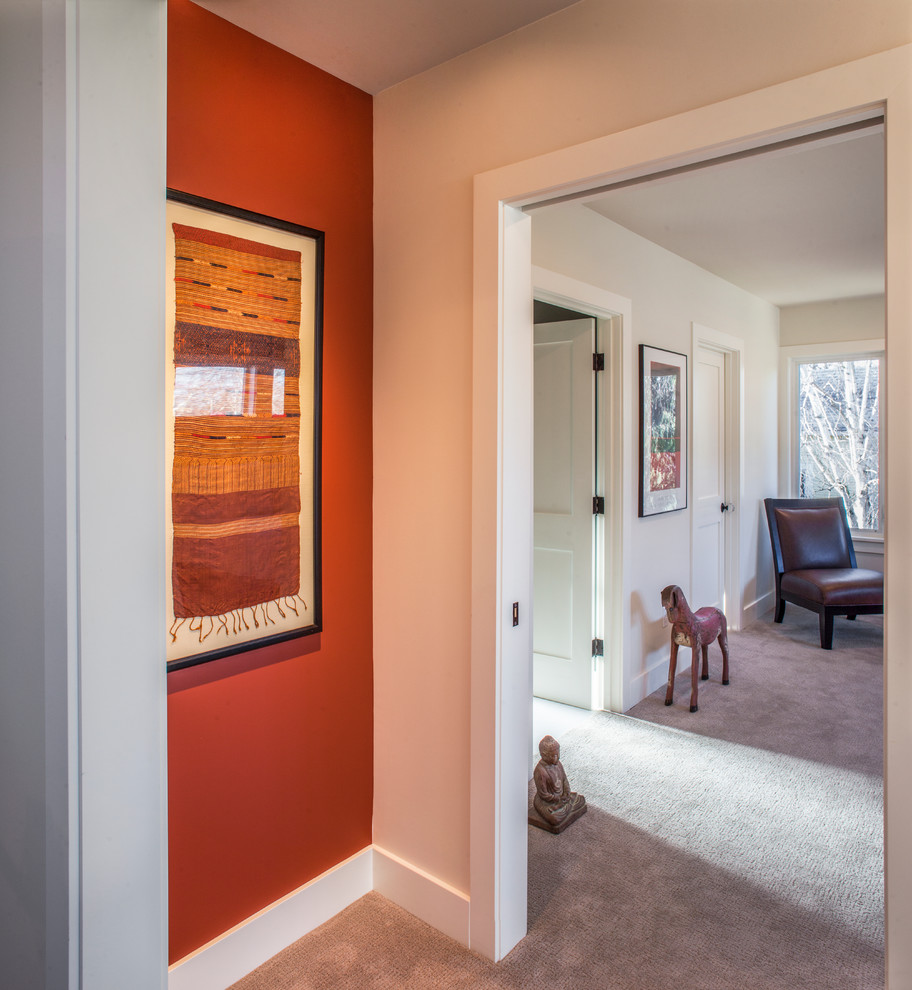 Foto di un ingresso o corridoio stile americano di medie dimensioni con pareti arancioni e moquette
