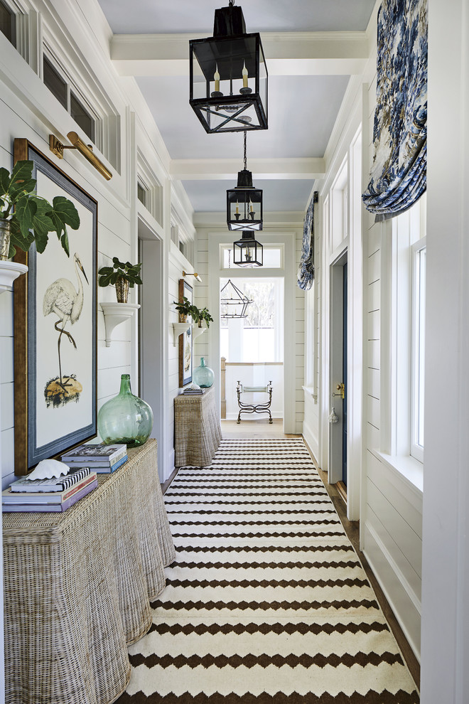 Источник вдохновения для домашнего уюта: узкий коридор в морском стиле с белыми стенами