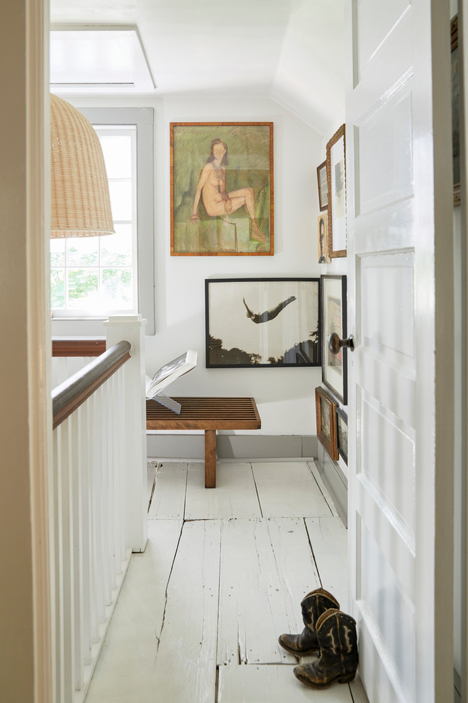 Inspiration pour un couloir rustique avec un mur blanc, parquet peint et un sol blanc.