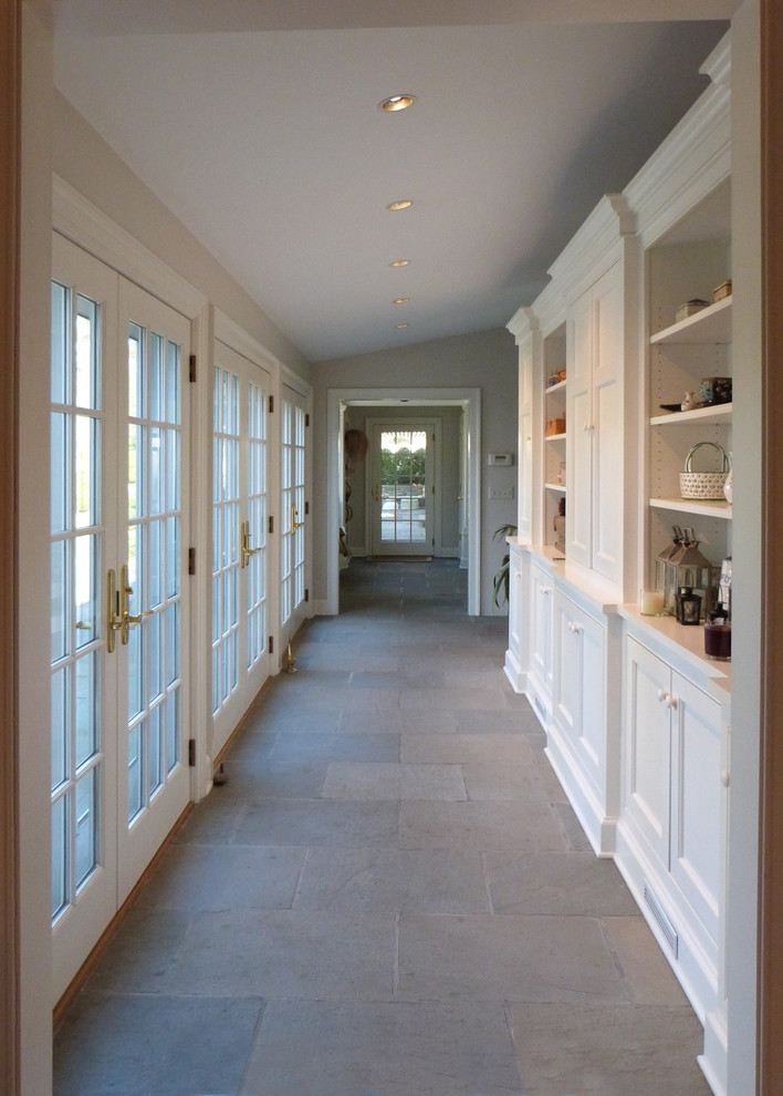 Cette photo montre un couloir chic de taille moyenne avec un mur blanc, un sol en ardoise et un sol gris.