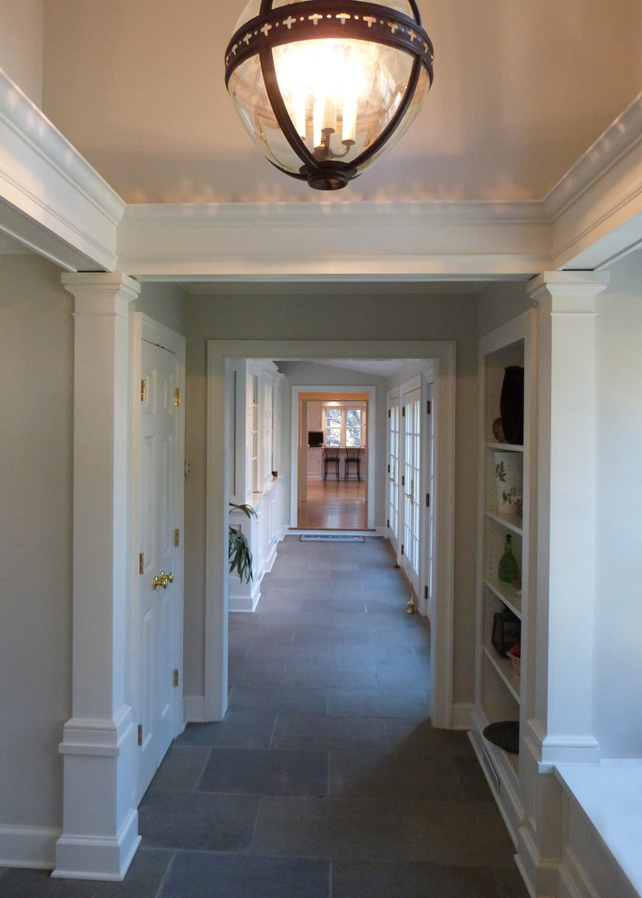 Ispirazione per un ingresso o corridoio tradizionale di medie dimensioni con pareti bianche, pavimento in ardesia e pavimento grigio