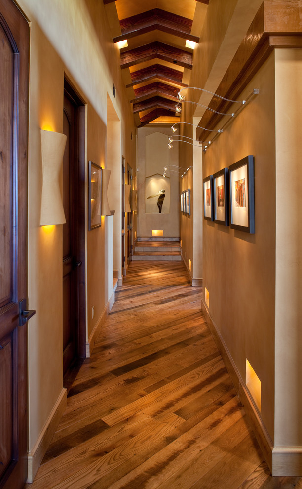 Großer Moderner Flur mit beiger Wandfarbe, braunem Holzboden und braunem Boden in Phoenix