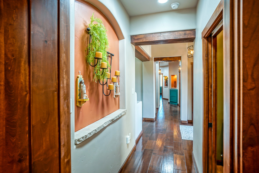 Immagine di un ingresso o corridoio american style di medie dimensioni con pareti beige, parquet scuro e pavimento marrone
