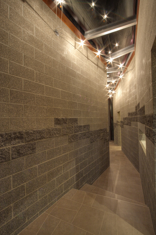 На фото: маленький коридор в современном стиле для на участке и в саду