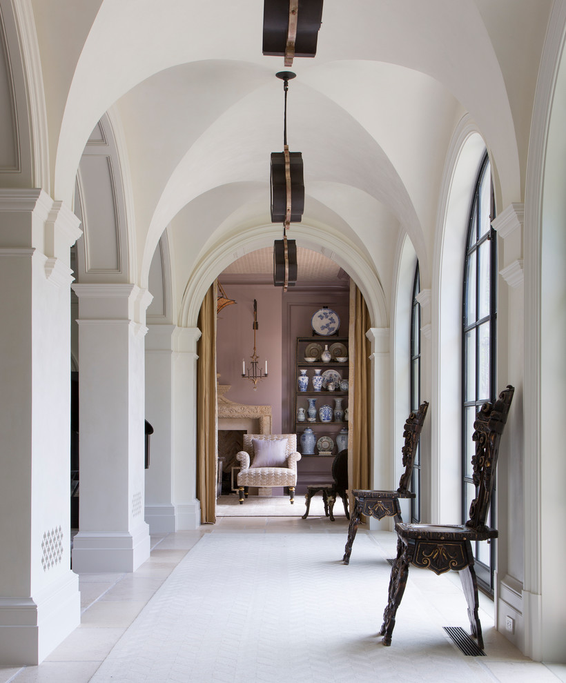 Источник вдохновения для домашнего уюта: коридор в средиземноморском стиле с белыми стенами и бежевым полом