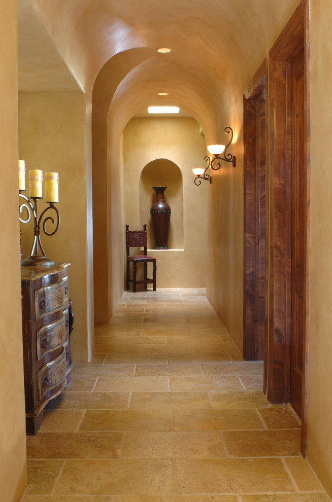 Пример оригинального дизайна: коридор в классическом стиле с бежевыми стенами и полом из травертина