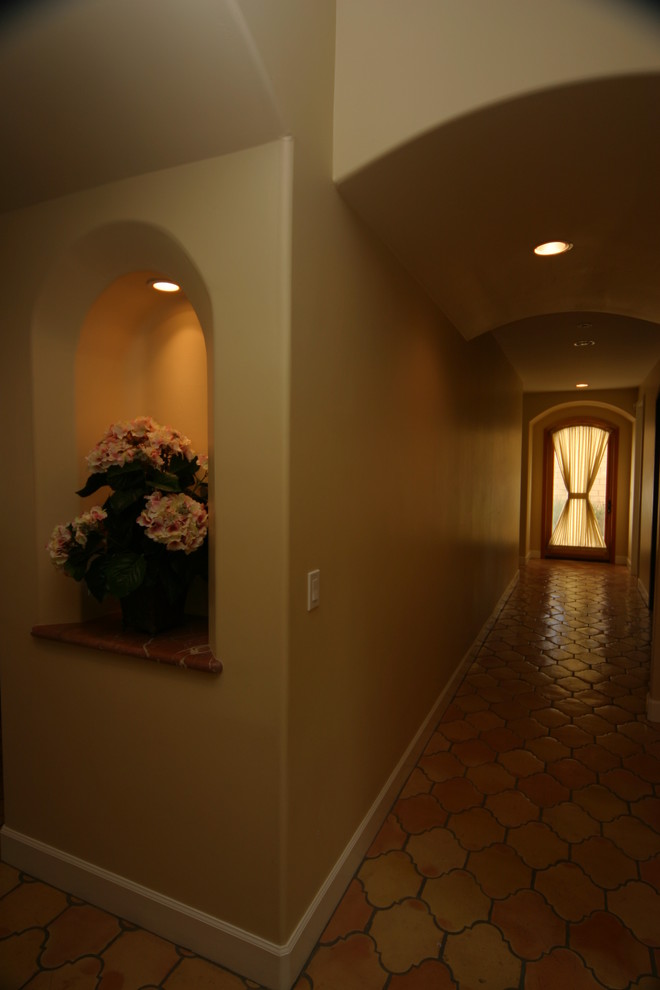 Foto di un ingresso o corridoio mediterraneo di medie dimensioni con pareti beige e pavimento con piastrelle in ceramica