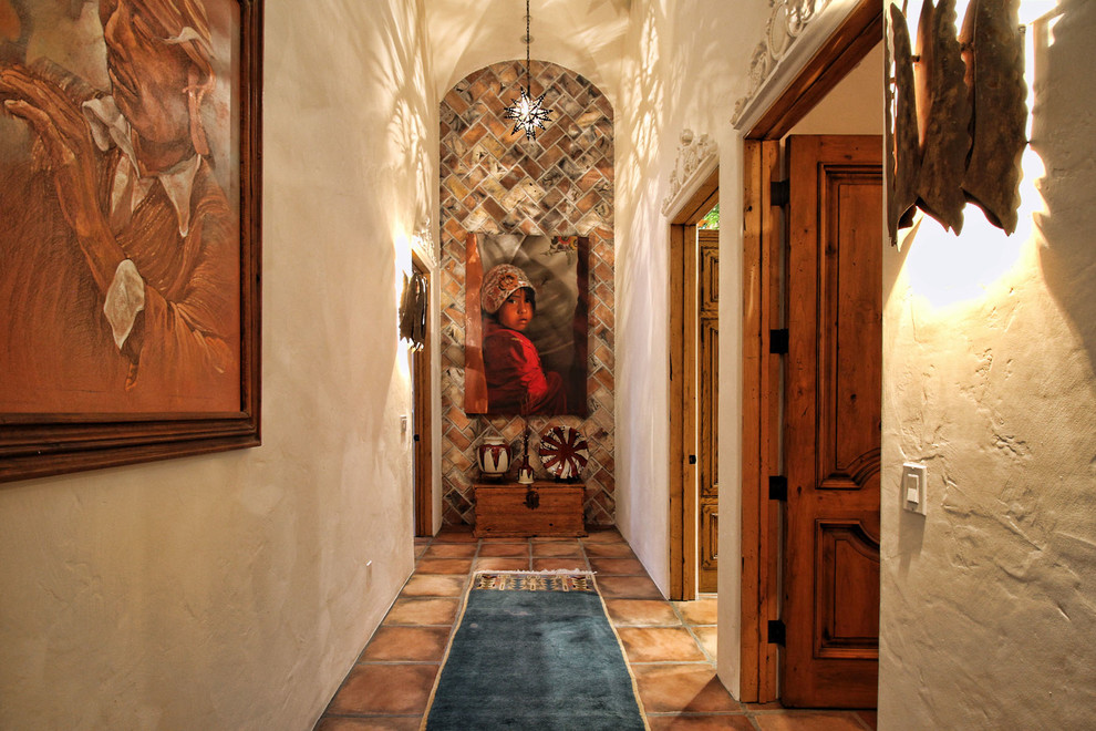 Ispirazione per un ingresso o corridoio stile americano con pareti beige e pavimento in terracotta