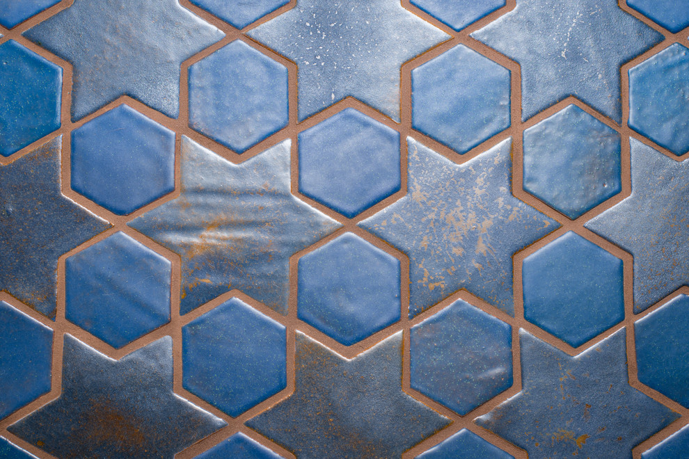 На фото: коридор среднего размера в средиземноморском стиле с белыми стенами, полом из керамической плитки и синим полом с