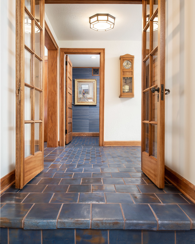 Источник вдохновения для домашнего уюта: большой коридор в средиземноморском стиле с белыми стенами, полом из керамической плитки и синим полом