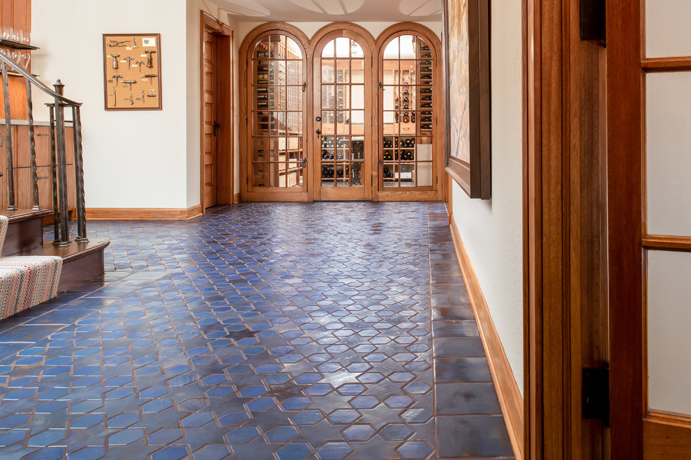 Источник вдохновения для домашнего уюта: огромный коридор в средиземноморском стиле с белыми стенами, полом из керамической плитки и синим полом