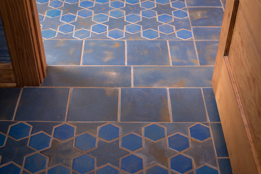 На фото: большой коридор в средиземноморском стиле с полом из керамической плитки, синим полом и синими стенами