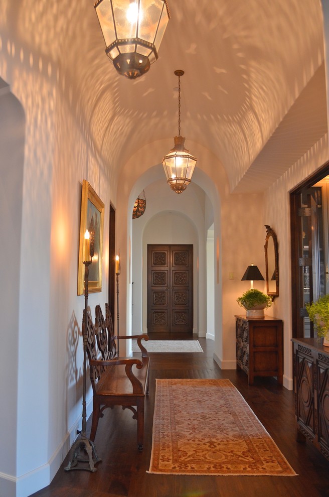 Источник вдохновения для домашнего уюта: большой коридор: освещение в средиземноморском стиле с белыми стенами, паркетным полом среднего тона и коричневым полом