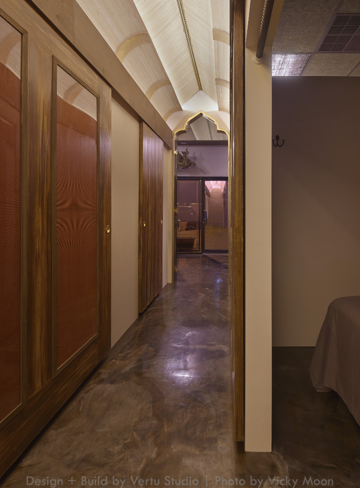 Imagen de recibidores y pasillos bohemios pequeños con paredes blancas y suelo de cemento