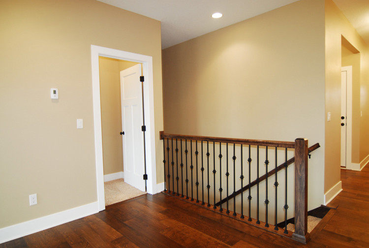 Foto di un piccolo ingresso o corridoio stile americano con pareti beige e parquet scuro