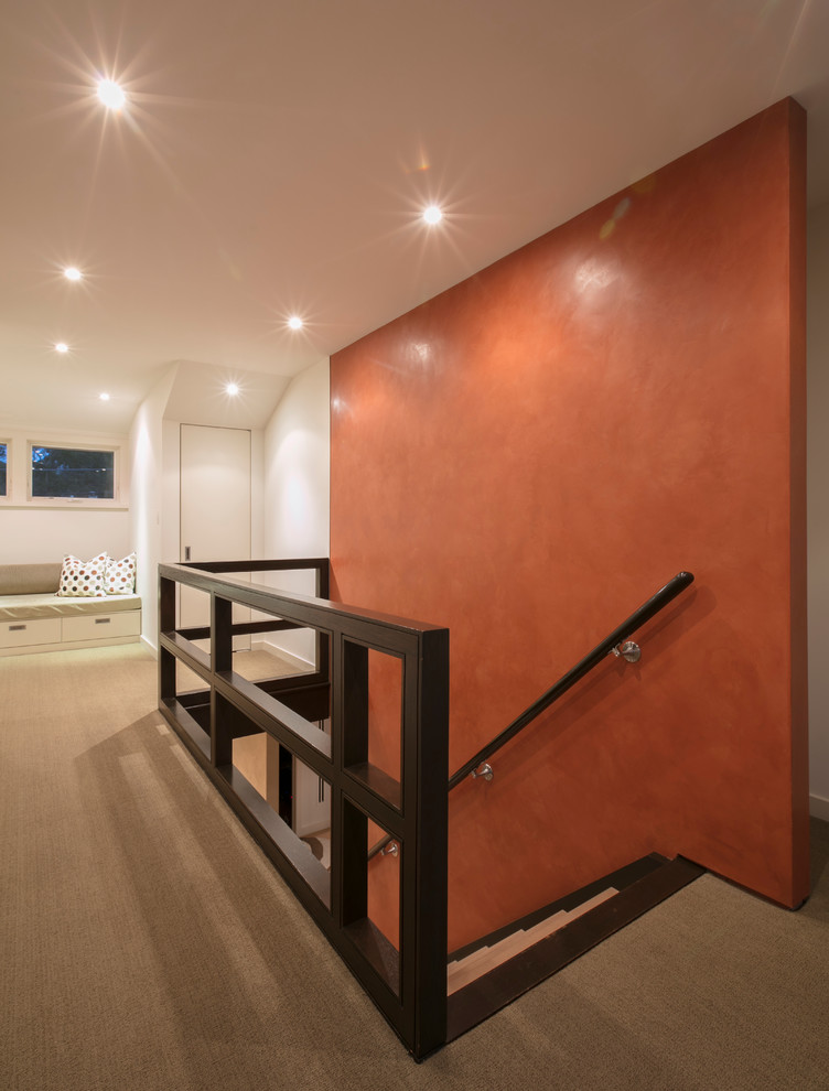 Foto di un piccolo ingresso o corridoio design con moquette e pareti arancioni