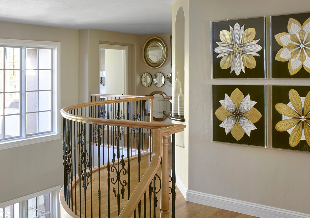 Idée de décoration pour un couloir tradition de taille moyenne avec un mur beige, parquet clair et un sol beige.
