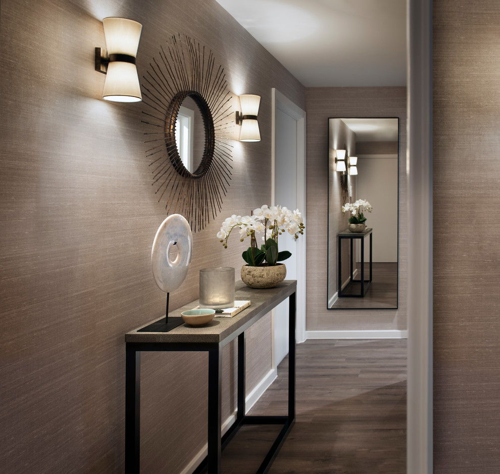 Свежая идея для дизайна: коридор в стиле неоклассика (современная классика) с серыми стенами и серым полом - отличное фото интерьера