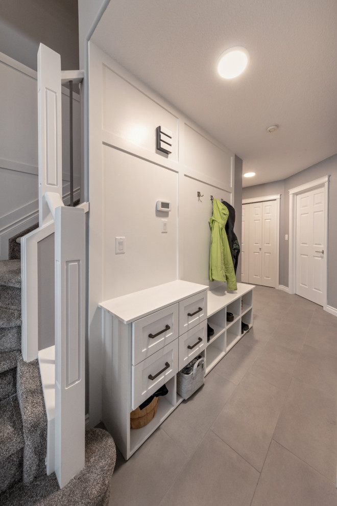 Источник вдохновения для домашнего уюта: коридор среднего размера с серыми стенами, полом из керамической плитки и серым полом