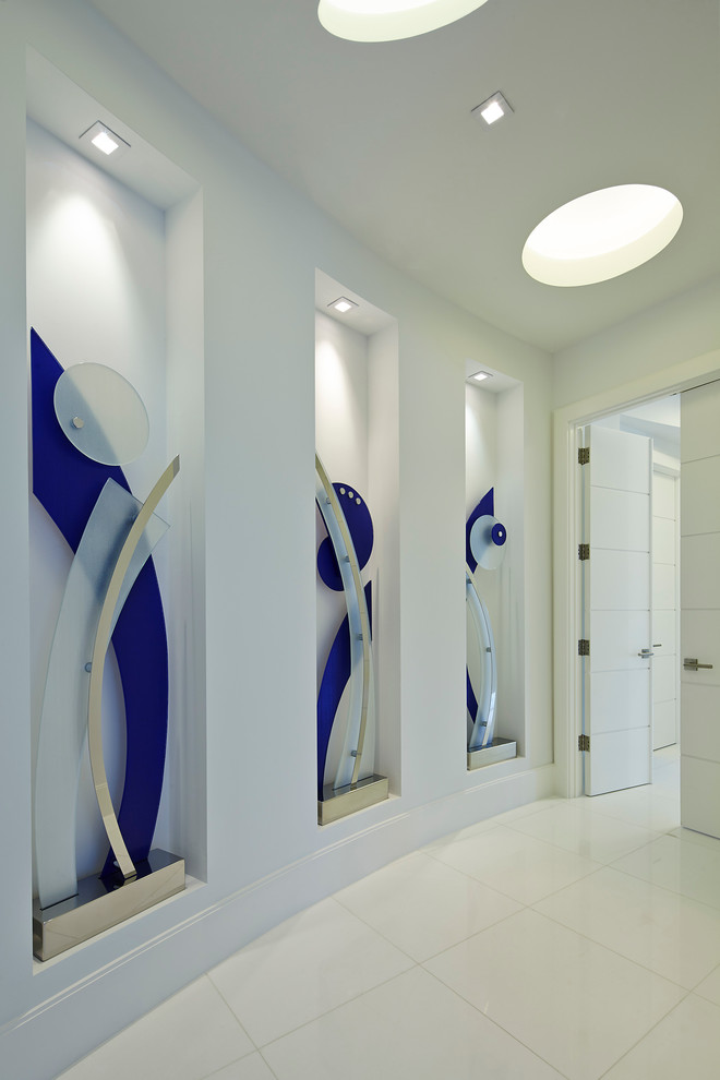 Свежая идея для дизайна: коридор среднего размера в современном стиле с белыми стенами и полом из керамогранита - отличное фото интерьера
