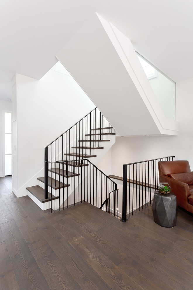 Пример оригинального дизайна: лестница среднего размера в стиле неоклассика (современная классика)