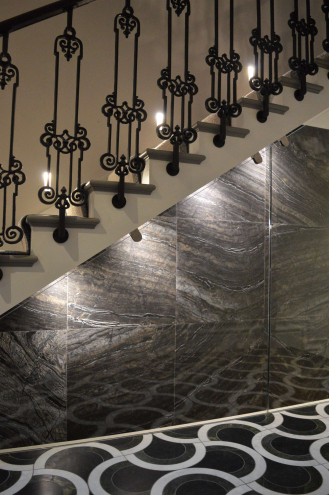 Стильный дизайн: большой коридор в современном стиле с серыми стенами, полом из керамогранита и черным полом - последний тренд