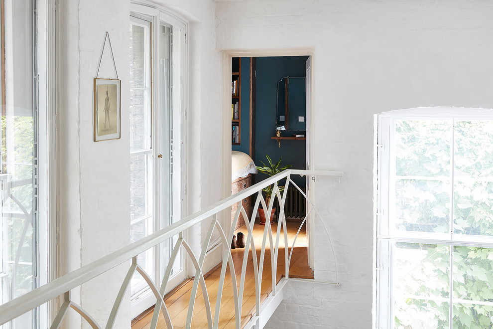 Источник вдохновения для домашнего уюта: коридор в классическом стиле с белыми стенами, паркетным полом среднего тона и коричневым полом