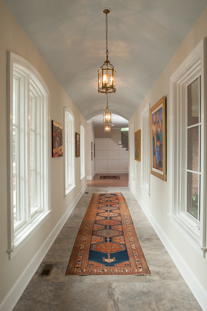 Immagine di un ingresso o corridoio chic con pareti beige e pavimento grigio