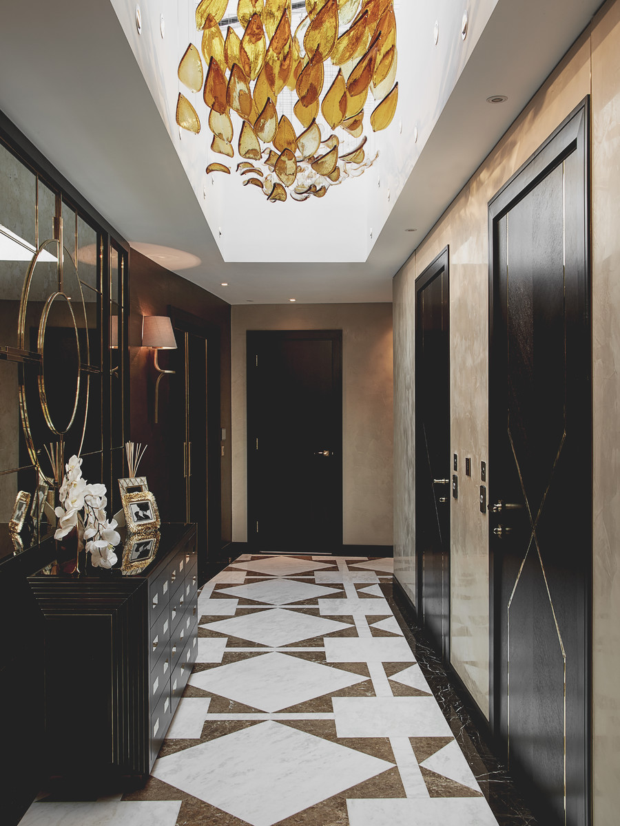 Свежая идея для дизайна: большой коридор: освещение в стиле модернизм с мраморным полом, разноцветным полом и бежевыми стенами - отличное фото интерьера
