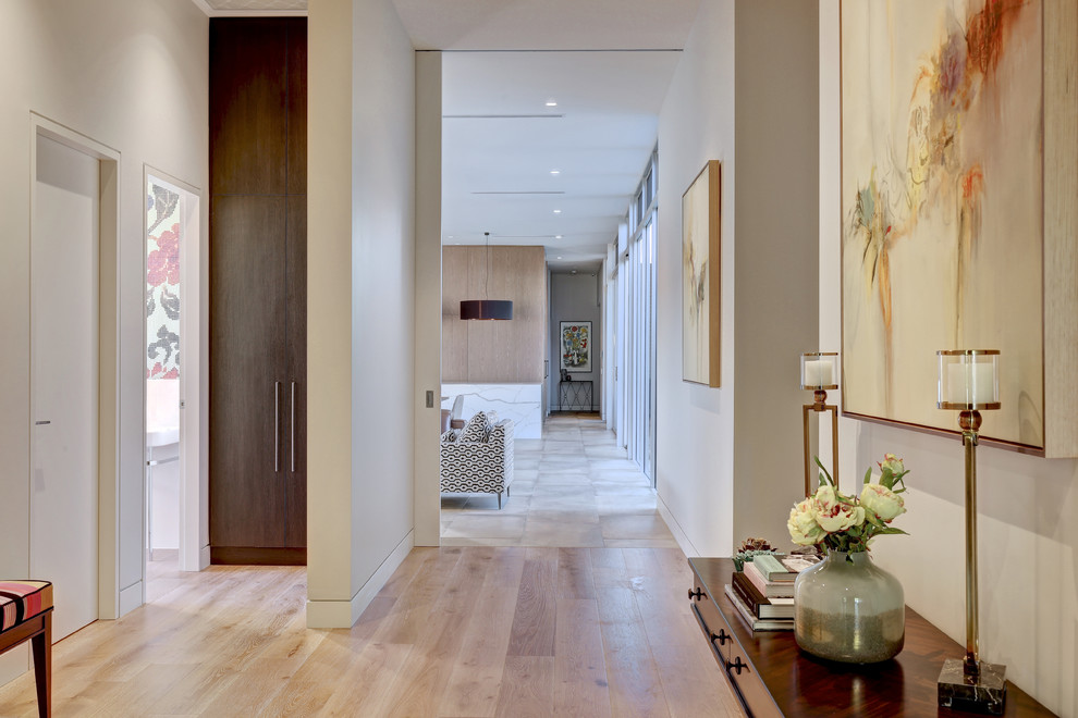 Пример оригинального дизайна: большой коридор в современном стиле с серыми стенами, светлым паркетным полом и коричневым полом