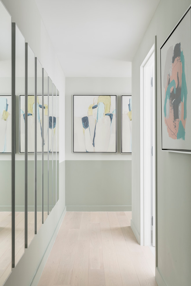 Idée de décoration pour un couloir vintage de taille moyenne avec parquet clair, un mur vert et un sol beige.