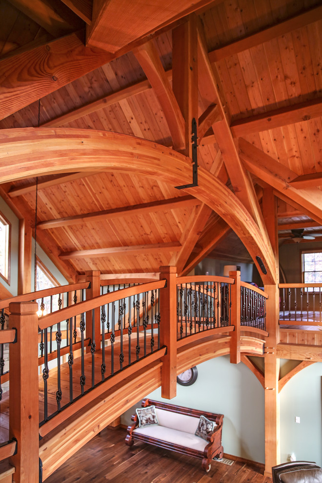 Diseño de recibidores y pasillos rústicos con suelo de madera en tonos medios y suelo marrón