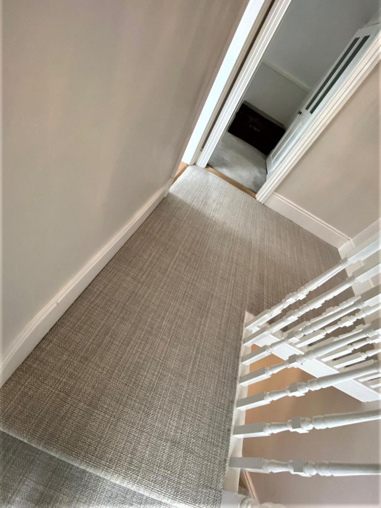 Стильный дизайн: коридор среднего размера в стиле модернизм с серыми стенами, ковровым покрытием и серым полом - последний тренд