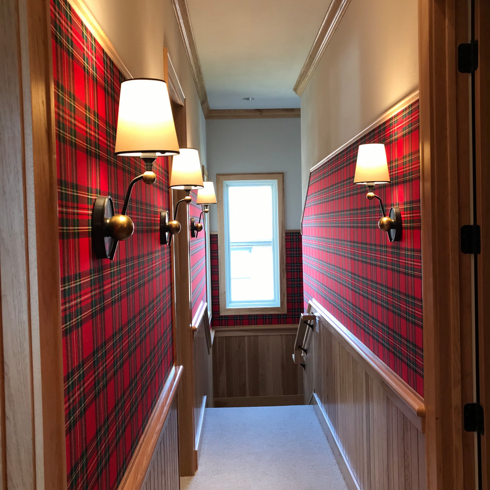 Cette image montre un couloir traditionnel de taille moyenne avec un mur rouge, moquette, un sol gris et du lambris.