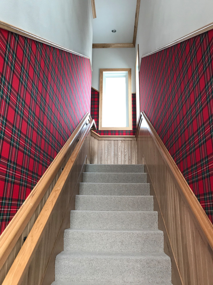 Aménagement d'un couloir classique de taille moyenne avec un mur rouge, moquette, un sol gris et du lambris.