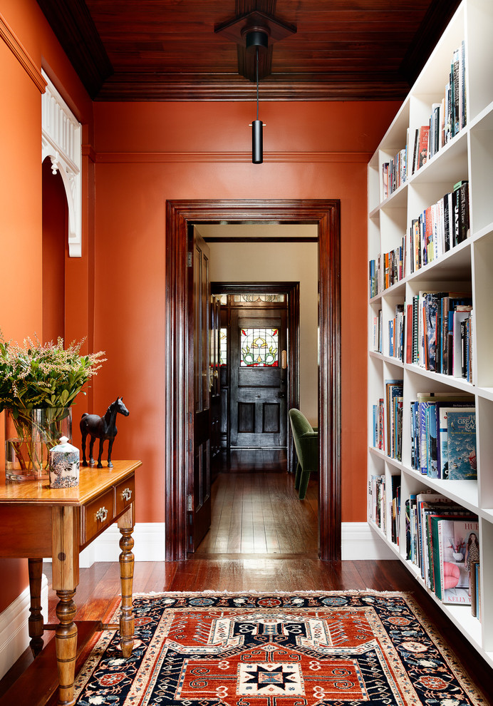 Eklektischer Flur mit braunem Holzboden, braunem Boden und roter Wandfarbe in Sydney