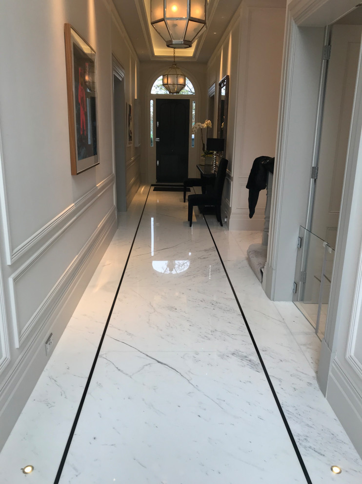 Источник вдохновения для домашнего уюта: большой коридор в классическом стиле с мраморным полом и белым полом
