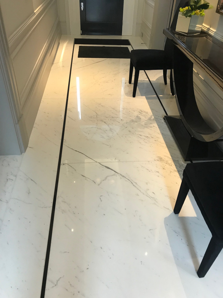Idee per un grande ingresso o corridoio tradizionale con pavimento in marmo e pavimento bianco