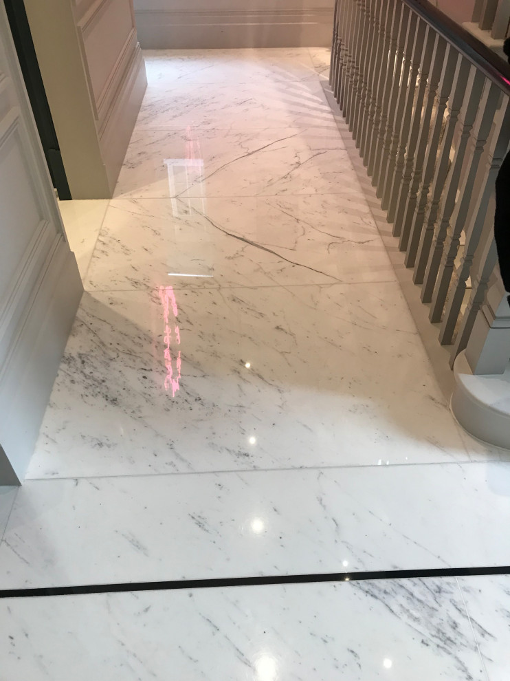Foto di un grande ingresso o corridoio classico con pavimento in marmo e pavimento bianco