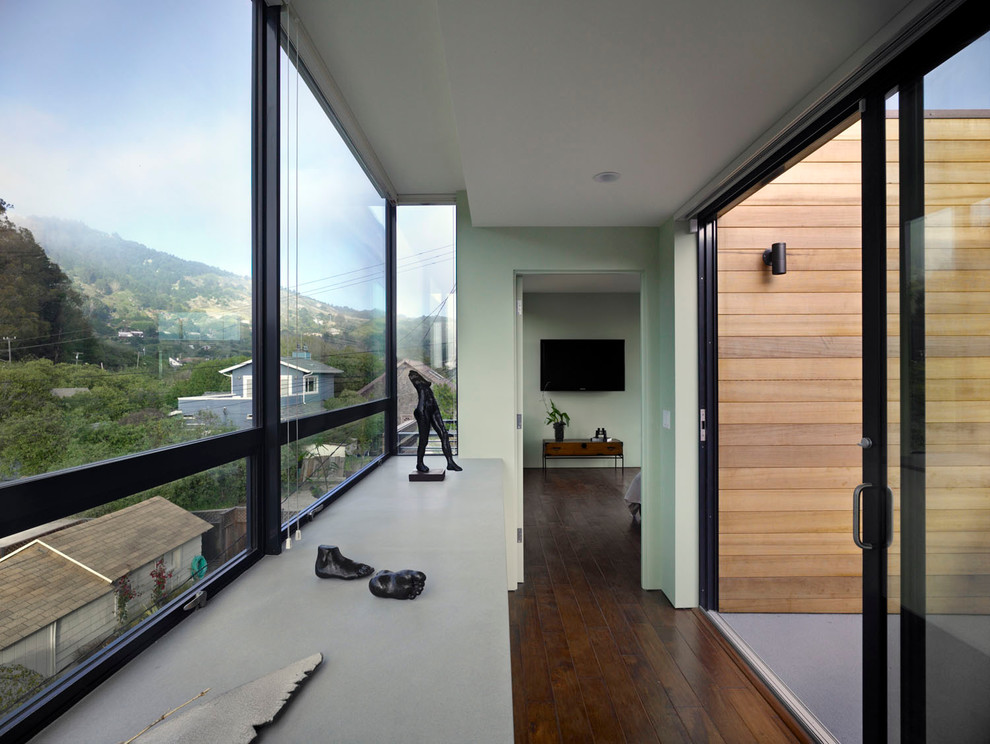 Ejemplo de recibidores y pasillos minimalistas con paredes verdes
