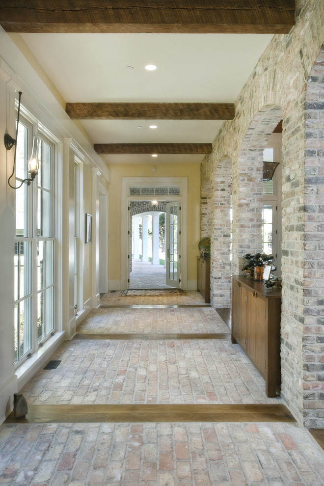 Idee per un ingresso o corridoio classico con pavimento in mattoni