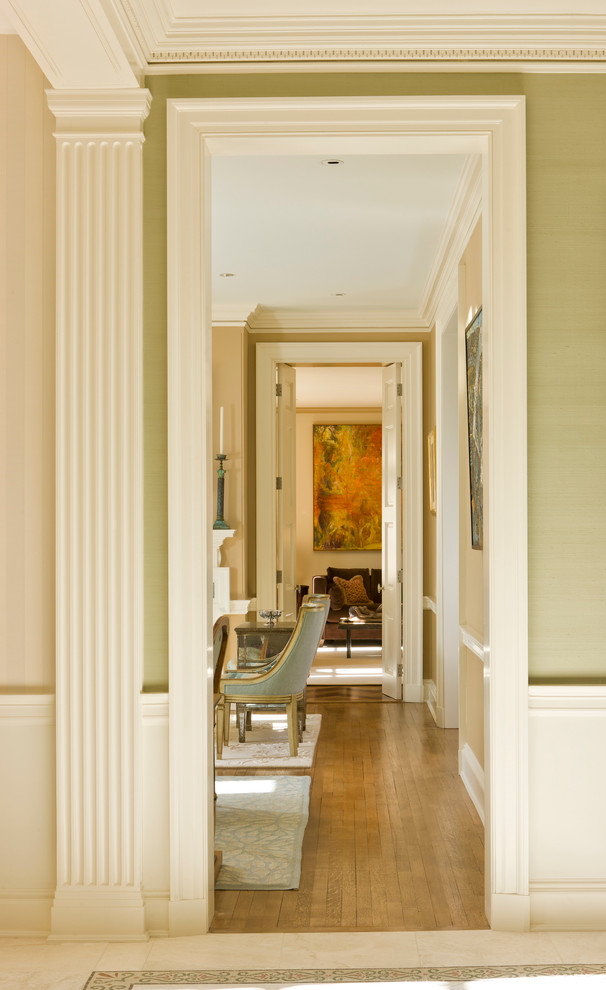 Свежая идея для дизайна: коридор в классическом стиле с паркетным полом среднего тона - отличное фото интерьера