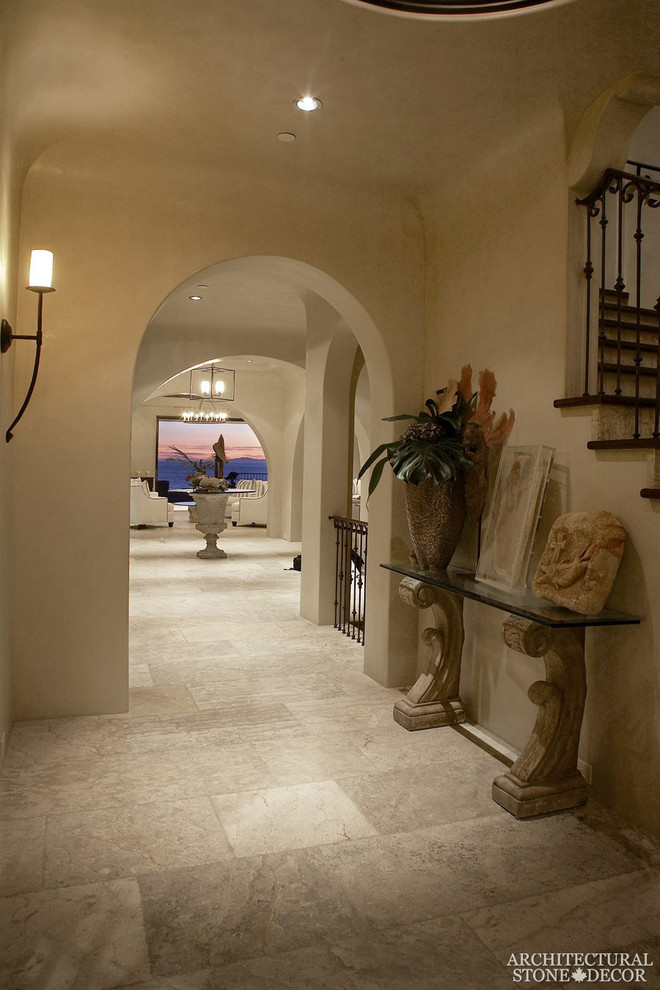 На фото: маленький коридор в средиземноморском стиле с полом из известняка и желтыми стенами для на участке и в саду